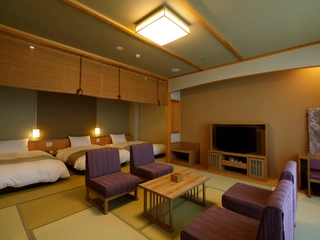 【月の坐】≪和洋室≫天然温泉檜内風呂〈2階〉。和のぬくもりと洋の快適さを兼ね備えた和洋室。※2階まで階段利用となります。