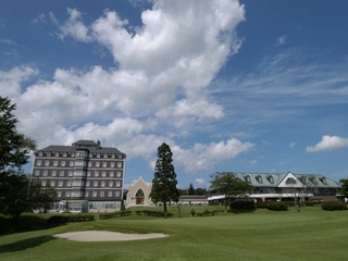 【外観】ホテルの正面には25那須ゴルフガーデンが