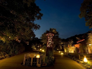 灯りがともった夜の里山