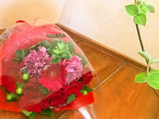 【別料金】お祝いの花束（宿泊日の3日前までに要予約）. Bouquet ( charge )