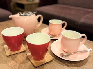 【客室/赤ずきん】 赤の可愛らしい雰囲気で統一されています。