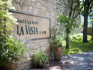 【外観】夏はラベンダーの見ごろを迎えます。