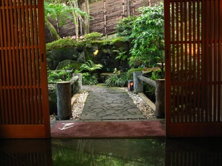 門をくぐり小さな橋を渡ると宿へ