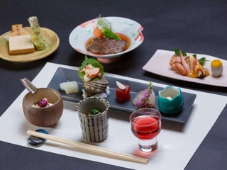 前菜、お造り、焼き物などをご用意。メインは「海鮮しゃぶしゃぶ」「お肉の溶岩焼き」よりご選択。