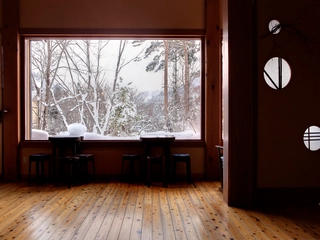 【ロビー:冬】雪化粧をした山並みを望むのもまた一興