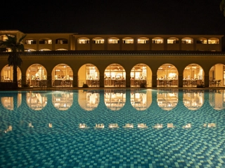 【夜のガーデンプール】