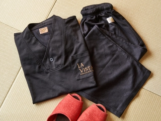 【客室備品】上下別に分かれた館内着は朝食会場から大浴場まで館内でご着用頂けます。