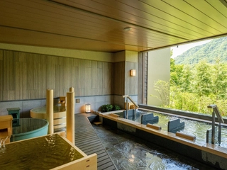 【大浴場/露天風呂】「熱の湯」とも呼ばれ保温効果が高い定山渓温泉。 自然と一体化するような大自然の中で極上の湯浴みを。