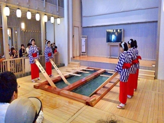 【熱乃湯】草津名物湯もみの観覧ができます。