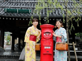 【さとの湯前】フォトジェニックなレトロポストで記念撮影
