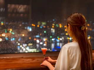 【12階/バー】ライトアップが煌めく夜の函館ベイエリア。ロマンチックで大人の時間を。
