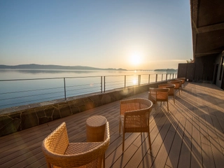 【テラス】七尾湾と能登の景色をお愉しみ下さい。