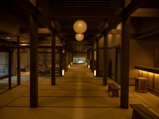 【1階/ロビー】一歩、足を踏み入れると「ゆらく草庵」の屋号にふさわしい心安らぐ空間で癒しの人時-ひととき-を。