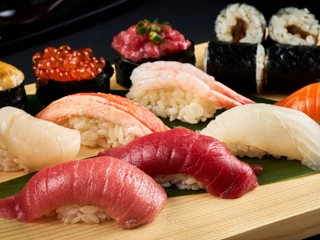 【ご夕食】お寿司は注文後に作り始めるため、いつでも握りたてのお寿司がお愉しみいただけます。