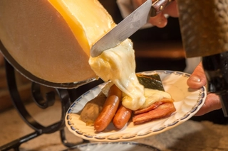 ■ノンノ■花畑牧場のラクレットチーズ。目の前で溶かされた熱々のチーズは絶品です。