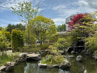 【2階テラス】ラウンジを抜けた先には池が広がり、四季折々の自然を感じられます。