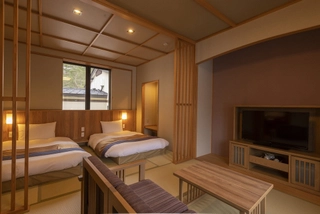 【月の坐】≪和洋室≫天然温泉檜内風呂〈2階〉。和のぬくもりと洋の快適さを兼ね備えた和洋室。※2階まで階段利用となります。