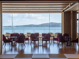 【ロビー】七尾湾を望む大きな一枚ガラス