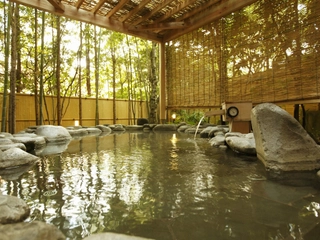 【大浴場露天:星の湯】箱根十七湯のうち、小涌谷温泉・宮ノ下温泉の二種源泉をお愉しみいただけます。