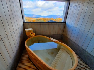 【貸切風呂】山の湯。リゾート雰囲気を感じられます。一枚絵の景色をご堪能ください。