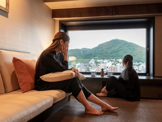 【デラックスツイン/33㎡】大きな窓から景色を眺めつつ、旅の思い出話などで盛り上がるお時間を・・・