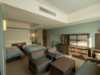 【フォース】洋室でありながらもクラシカルで和風な家具で心落ち着く空間。