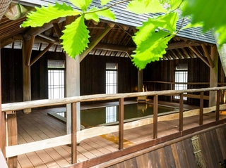【木響の湯】(こだまのゆ)　檜露天風呂　外の緑を眺めながらごゆっくりお楽しみください