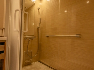 【ユニバーサル】浴室に手すりをご用意しております。