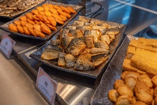 【朝食】朝食の定番、焼き魚などの和食メニューも豊富にご用意。