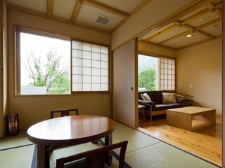 【開放式内風呂+洋式ベッドの和洋室】洋室リビング部分。