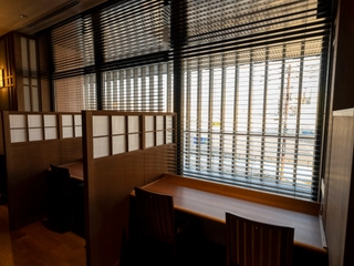 【2階/お食事処 ー北の番屋ー 】2名様用のカウンター席もご用意しております。