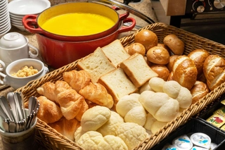 【レストラン】朝食バイキング：パンの種類も豊富に取り揃えております。