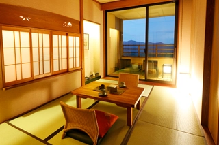 【客室】畳敷きが気持ちいい居間／Living room with Tatami