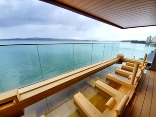 【大湯処】露天風呂(寝湯)まるで海に漂うような開放的な湯浴みをお楽しみください。