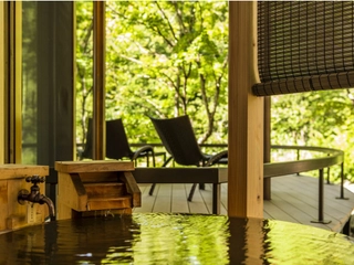 【天の坐】天然温泉露天&檜内風呂「嵐亭」。テラスから望む庭園はかつて東北旅行誌の表紙を飾った地元では有名な美景。