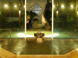 【大浴場】内風呂(源泉)に露天風呂(ハーブ湯)、低温サウナをご用意しております