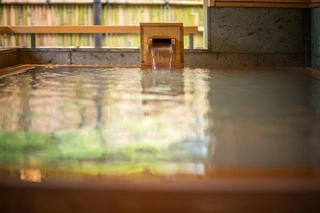 【貸切風呂】「蓮」檜風呂~檜の香りを楽しみながらゆったり寛げる大き目の湯船♪