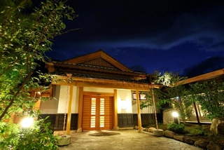 【外観】正面玄関(夜)/The main entrance at night