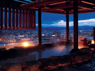 【大浴場/露天風呂】最上階の露天風呂からは最高の夜景を眼下にロマンチックな時間を。
