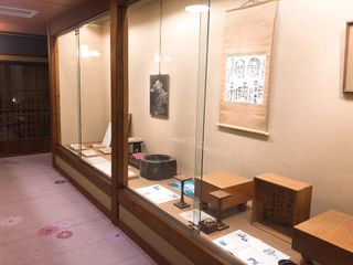 【館内回廊】まるで美術館のよう…夏目漱石も愛した「菊屋」の歴史をお愉しみ下さい