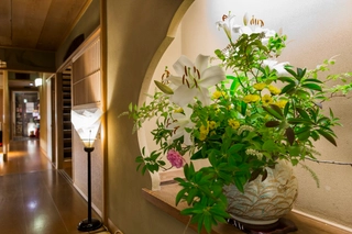 館内の至るところに四季折々の生花を飾っております
