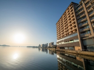 【外観】(朝)まるで海に浮かぶ宿。まさしくオーシャンフロント。