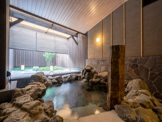【貸切露天風呂「石心の詠」】こちらの貸切風呂は天然温泉を使用。ゆっくり流れる時間をお愉しみください。