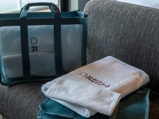 【客室】大浴場をご利用する際には、お部屋にご用意しておりますタオルセットをお持ちくださいませ。