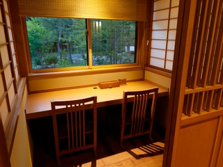 【食事処】「仙楽」…カウンター席の一例。半個室タイプのカウンター席はカップルでのご利用に嬉しい設え。