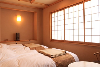 【洋室ツイン】シモンズ社製のベッドを2台ご準備しております。