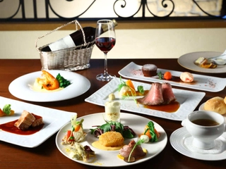 【夕食】全8品のコースを優雅に楽しむ至福のひととき。