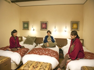 【ローズトリプル】楽しい旅の夜は尽きないおしゃべりに花を咲かせて。