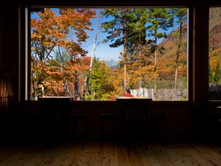 【ロビー:秋】ロビーから望む紅葉。一枚の絵画の様にお愉しみ頂けます。