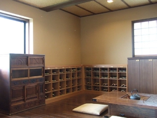 「旅籠 八幡野」2階玄関。3階はお部屋の玄関まで靴のままで行けます